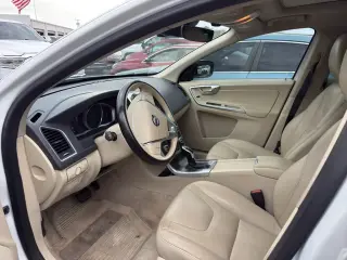 Volvo XC60 2015 AWD T6 4 SUV (lanzamiento a mitad de año)