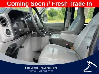 Ford E-Series 2010 E-150 Furgón de carga de 3 puertas
