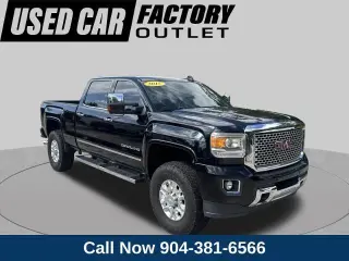 GMC Sierra 2500HD 2015 4x4 Denali cabina doble con cuatro puertas, versión Short Bed