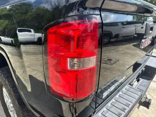 GMC Sierra 2500HD 2015 4x4 Denali cabina doble con cuatro puertas, versión Short Bed