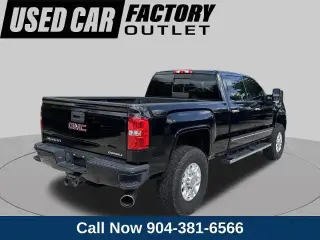 GMC Sierra 2500HD 2015 4x4 Denali cabina doble con cuatro puertas, versión Short Bed