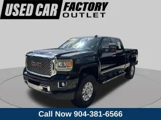 GMC Sierra 2500HD 2015 4x4 Denali cabina doble con cuatro puertas, versión Short Bed