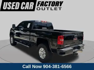 GMC Sierra 2500HD 2015 4x4 Denali cabina doble con cuatro puertas, versión Short Bed