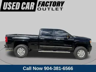 GMC Sierra 2500HD 2015 4x4 Denali cabina doble con cuatro puertas, versión Short Bed