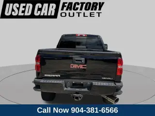 GMC Sierra 2500HD 2015 4x4 Denali cabina doble con cuatro puertas, versión Short Bed