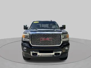 GMC Sierra 2500HD 2015 4x4 Denali cabina doble con cuatro puertas, versión Short Bed
