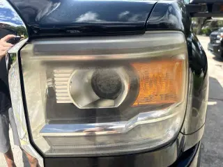 GMC Sierra 2500HD 2015 4x4 Denali cabina doble con cuatro puertas, versión Short Bed