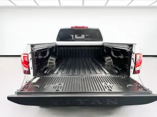 Nissan Titan 2024 4x4 PRO-4X 4dr Crew Cab 5.6 ft. SB