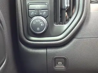 Chevrolet Silverado 1500 2023 4x4 Camioneta de Trabajo 4puertas Cabina Crew 5.8 ft. SB