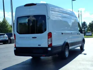 Ford Transit 2022 350 HD 3dr LWB High Roof DRW Extended Cargo Van con un peso de carga máximo de 10360 libras