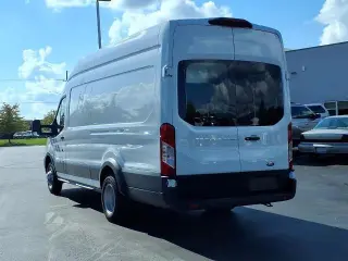 Ford Transit 2022 350 HD 3dr LWB High Roof DRW Extended Cargo Van con un peso de carga máximo de 10360 libras
