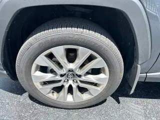 Toyota RAV4 2025 XLE Premium SUV de 4 puertas