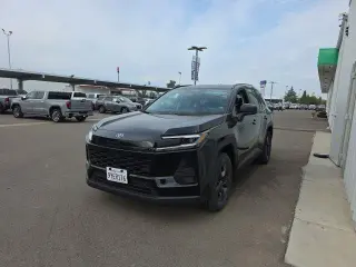 Toyota RAV4 LE SUV de 4 puertas 2026