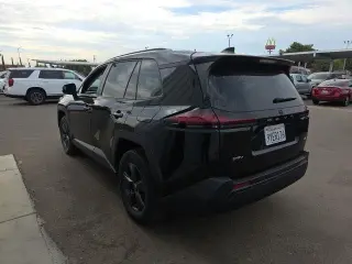 Toyota RAV4 LE SUV de 4 puertas 2026