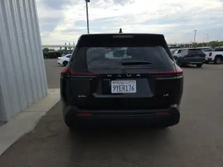 Toyota RAV4 LE SUV de 4 puertas 2026