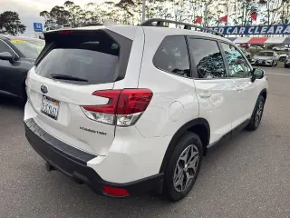 Subaru Forester 2023 AWD Premium Crossover de 4 puertas