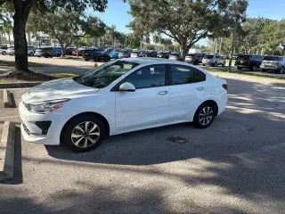 Vehículo Kia Rio 2023 S, sedán 4 puertas