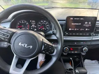Vehículo Kia Rio 2023 S, sedán 4 puertas