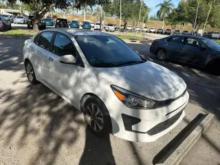 Vehículo Kia Rio 2023 S, sedán 4 puertas