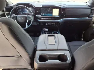 Chevrolet Silverado 1500 2022 4x4 RST 4dr Cab de Tripulación con un Piso de 5.8 pies de largo.