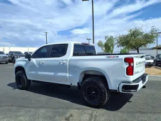 Chevrolet Silverado 1500 2022 4x4 RST 4dr Cab de Tripulación con un Piso de 5.8 pies de largo.