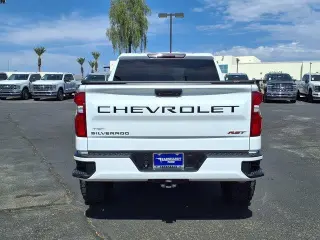Chevrolet Silverado 1500 2022 4x4 RST 4dr Cab de Tripulación con un Piso de 5.8 pies de largo.