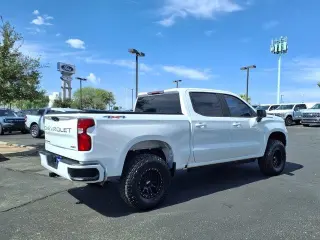 Chevrolet Silverado 1500 2022 4x4 RST 4dr Cab de Tripulación con un Piso de 5.8 pies de largo.