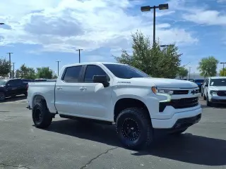 Chevrolet Silverado 1500 2022 4x4 RST 4dr Cab de Tripulación con un Piso de 5.8 pies de largo.