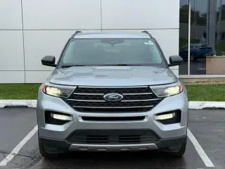 Ford Explorer 2024 con tracción en las cuatro ruedas XLT de 4 puertas SUV