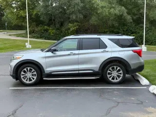 Ford Explorer 2024 con tracción en las cuatro ruedas XLT de 4 puertas SUV