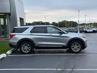 Ford Explorer 2024 con tracción en las cuatro ruedas XLT de 4 puertas SUV