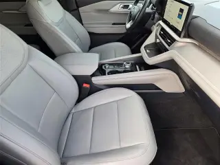 Ford Explorer 2025 Active 4dr SUV en español: 

Ford Explorer 2025 Active 4 tracción en español: