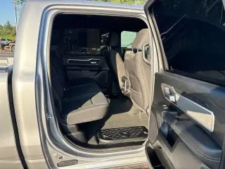 Camioneta Ram 1500 2021 4x4 Big Horn de 4 puertas, cabina tripulación (Crew Cab) y caja corta de 5.6 pies