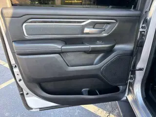 Camioneta Ram 1500 2021 4x4 Big Horn de 4 puertas, cabina tripulación (Crew Cab) y caja corta de 5.6 pies