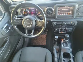 Jeep Gladiator 2022 4x4 Sport Cabina Doble de 4 puertas y caja corta de 5.0 pies