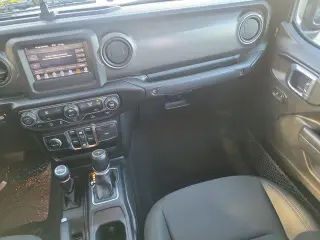 Jeep Gladiator 2022 4x4 Sport Cabina Doble de 4 puertas y caja corta de 5.0 pies