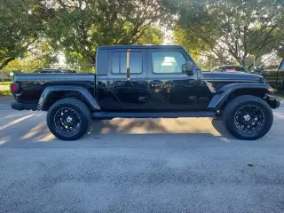 Jeep Gladiator 2022 4x4 Sport Cabina Doble de 4 puertas y caja corta de 5.0 pies