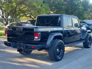 Jeep Gladiator 2022 4x4 Sport Cabina Doble de 4 puertas y caja corta de 5.0 pies