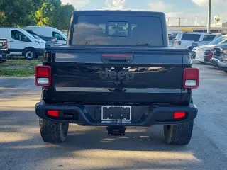 Jeep Gladiator 2022 4x4 Sport Cabina Doble de 4 puertas y caja corta de 5.0 pies