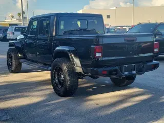 Jeep Gladiator 2022 4x4 Sport Cabina Doble de 4 puertas y caja corta de 5.0 pies