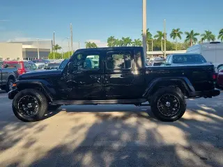 Jeep Gladiator 2022 4x4 Sport Cabina Doble de 4 puertas y caja corta de 5.0 pies