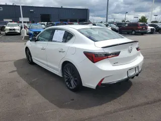 Sedán de 4 puertas Acura ILX 2022 con paquete Premium y A-SPEC