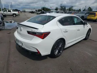 Sedán de 4 puertas Acura ILX 2022 con paquete Premium y A-SPEC