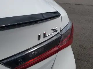 Sedán de 4 puertas Acura ILX 2022 con paquete Premium y A-SPEC