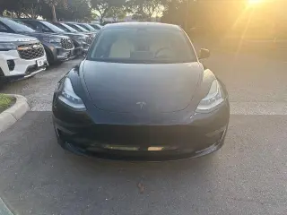 Tesla Model 3 Mid Range de 4 puertas y carrocería fastback de 2018