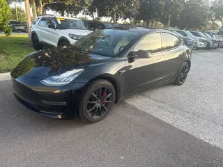 Tesla Model 3 Mid Range de 4 puertas y carrocería fastback de 2018