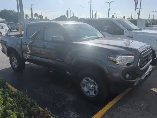 Toyota Tacoma 2023 4x2 SR5 4 puertas Doble Cabina 5.0 pies batea corta
