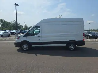 Ford Transit 2025 Tracción Total 250 3 puertas techo alto largo furgón de carga