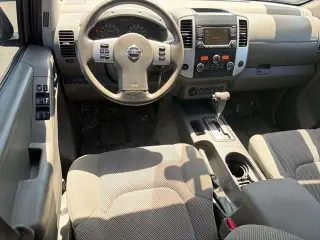 Nissan Frontier 2016 4x4 SV, cabina doble de 4 puertas, bolsa de 5 pies, pickup con transmisión manual de 6 velocidades (lanzamiento a mitad de año)