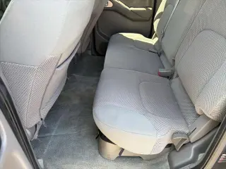 Nissan Frontier 2016 4x4 SV, cabina doble de 4 puertas, bolsa de 5 pies, pickup con transmisión manual de 6 velocidades (lanzamiento a mitad de año)